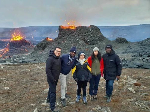 Nemendur í meistara- og doktorsnámi á vegum Jarðhitaskólans skoða eldgos.