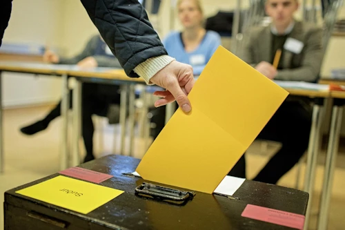 Atkvæði í kjörkassa. Ljósmynd: Hari