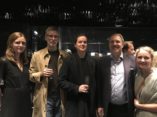  Hljómsveitin Amiina ásamt sendiherra Íslands í París: Sólrún Sumarliðadóttir, Matthías Davidsson Hemstock, Guðmundur Vignir Karlsson, Kristján Andri Stefánsson og María Huld Markan Sigfúsdóttir 