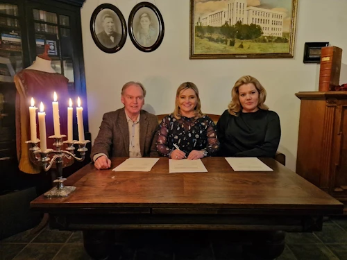 Bergur Þorgeirsson forstöðumaður Snorrastofu, Lilja Dögg Alfreðsdóttir menningar- og viðskiptaráðherra og Guðveig Lind Eyglóardóttir forseti sveitarstjórnar Borgarbyggðar við undirritun viljayfirlýsingar í desember 2023.