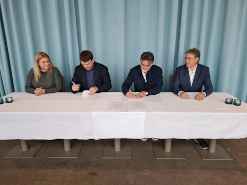 Skrifað undir samninginn: Margrét Vala Marteinsdóttir forstöðukona Reykjadals, Ásmundur Einar Daðason félags- og barnamálaráðherra, Vilmundur Gíslason framkvæmdastjóri Styrktarfélags lamaðra og fatlaðra og Hörður Sigurðsson formaður Styrktarfélags lamaðra og fatlaðra.
