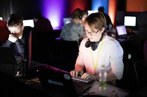 Keppendur í Níunni - netöryggiskeppni íslenskra ungmenna árið 2020.