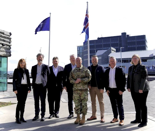 Christopher G. Cavoli, yfirhershöfðingi Atlantshafsbandalagsins, og Erin Sawyer, staðgengill sendiherra Bandaríkjanna á Íslandi, ásamt samráðshópi þingmanna um mótun stefnu Íslands í öryggis- og varnarmálum.