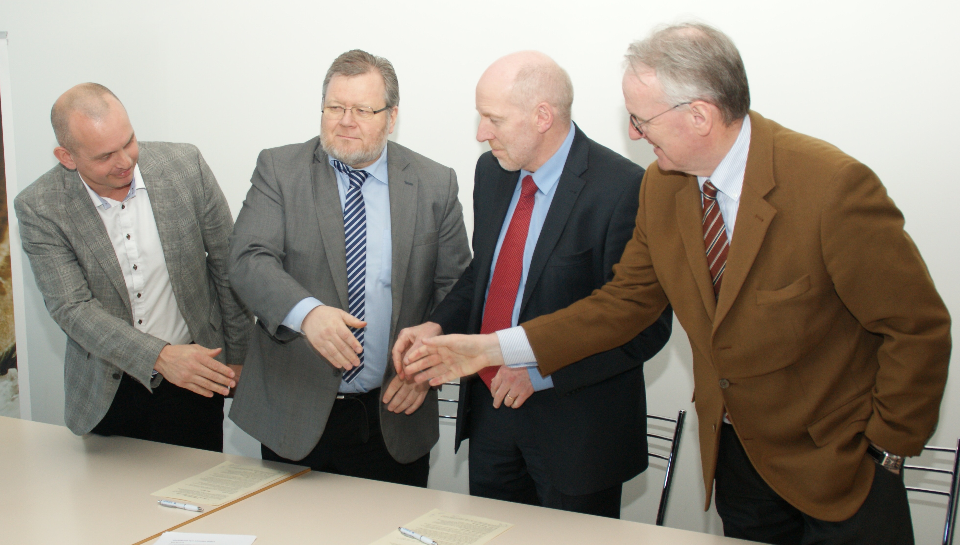 Samningurinn handsalaður