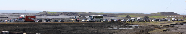 Nokkrir bílar biðu við brúna um hádegið. Nokkrir bílar biðu við brúna um hádegið.