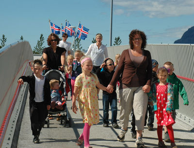Göngubrú hefur verið vígð í Mosfellsbæ og samgöngustígur einnig. Göngubrú hefur verið vígð í Mosfellsbæ og samgöngustígur einnig.