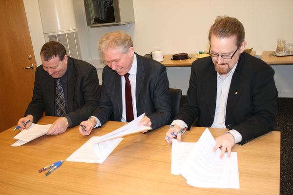 Skrifað var undir samning um almenningssamgöngur á Suðurnesjum 1. febrúar. Skrifað var undir samning um almenningssamgöngur á Suðurnesjum 1. febrúar.