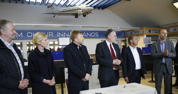 Innanríkisráðherra og borgarstjóri skrifuðu undir samkomulag um endurbætur á aðstöðu á Reykjavíkurflugvelli í dag. Innanríkisráðherra og borgarstjóri skrifuðu undir samkomulag um endurbætur á aðstöðu á Reykjavíkurflugvelli í dag.