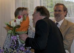 Ogmundur_afhentir_blom Ögmundur afhendir Barbro blóm í tilefni verðlaunanna